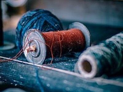 The needle, the thread and the scissors